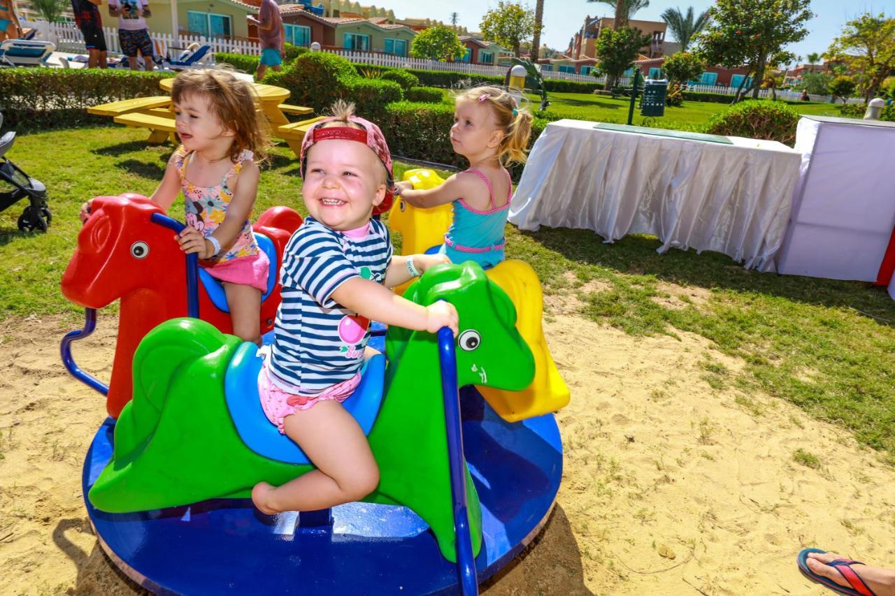 Titanic Palace Families And Couples Only 후르가다 외부 사진 Children playing on a carousel