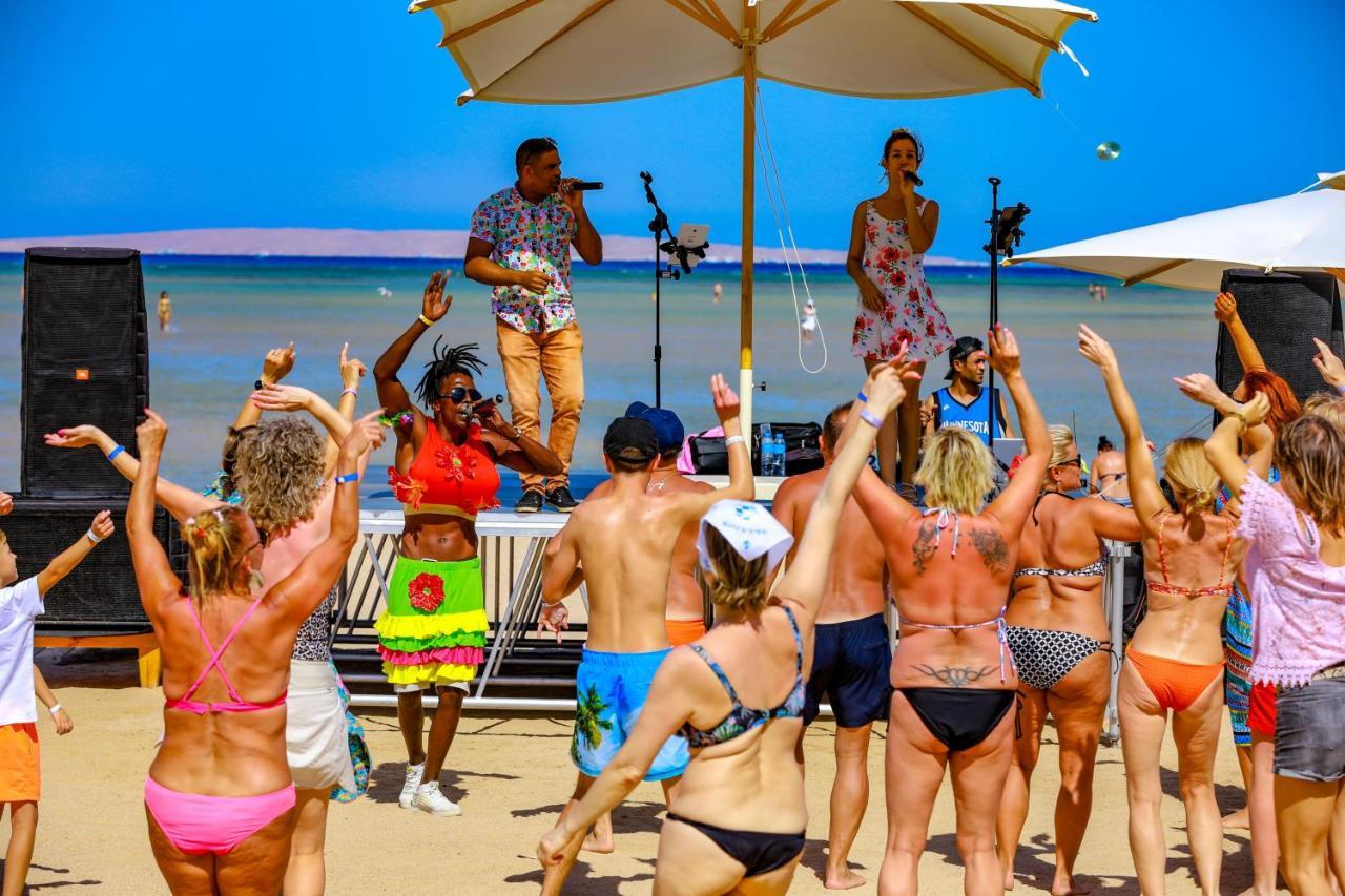Titanic Palace Families And Couples Only 후르가다 외부 사진 Beach party in Hurghada