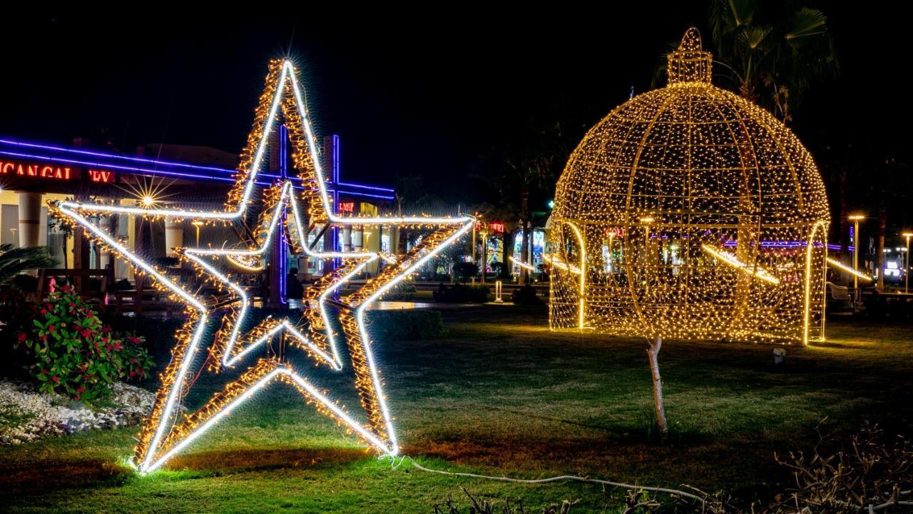 Titanic Palace Families And Couples Only 후르가다 외부 사진 Christmas decorations in the city of Patras