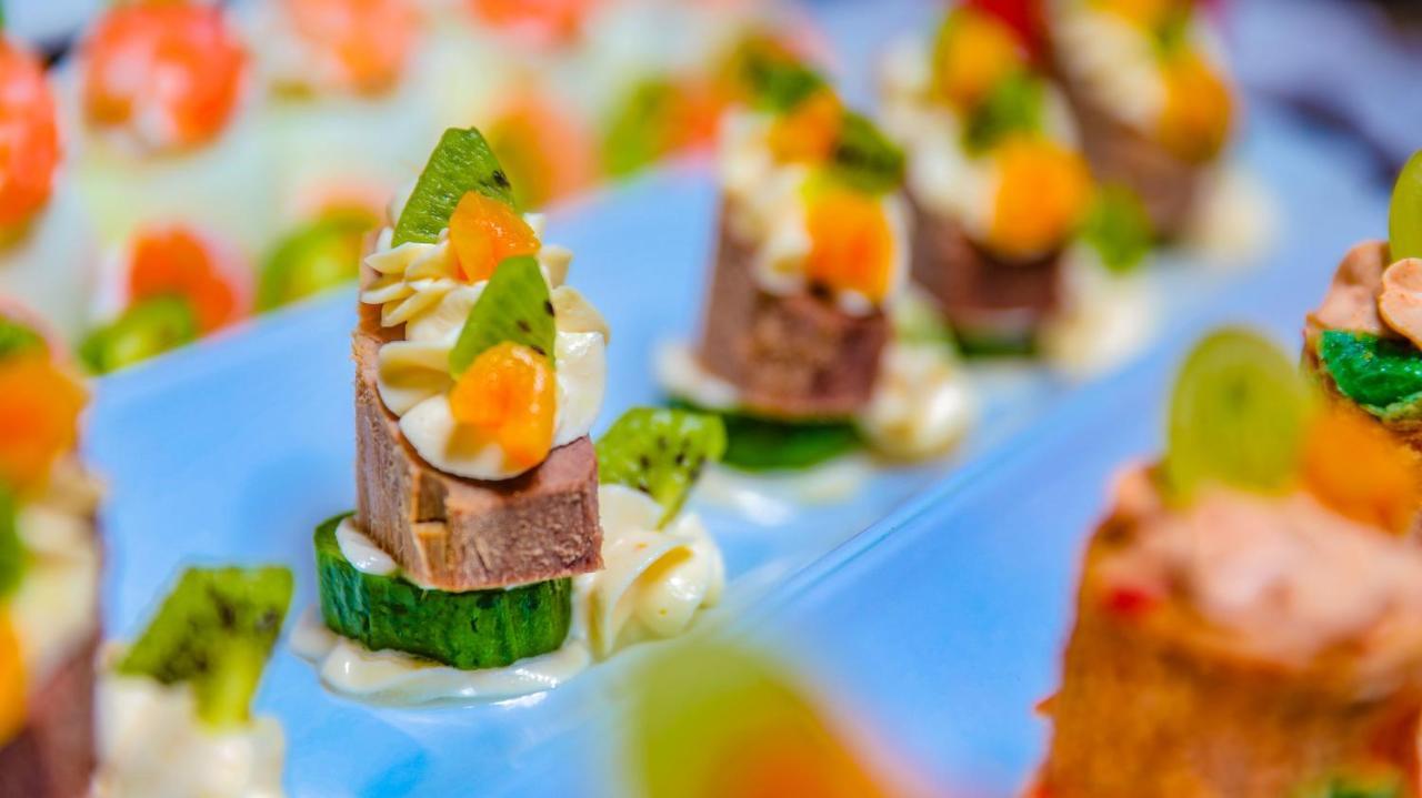 Titanic Palace Families And Couples Only 후르가다 외부 사진 Canapés