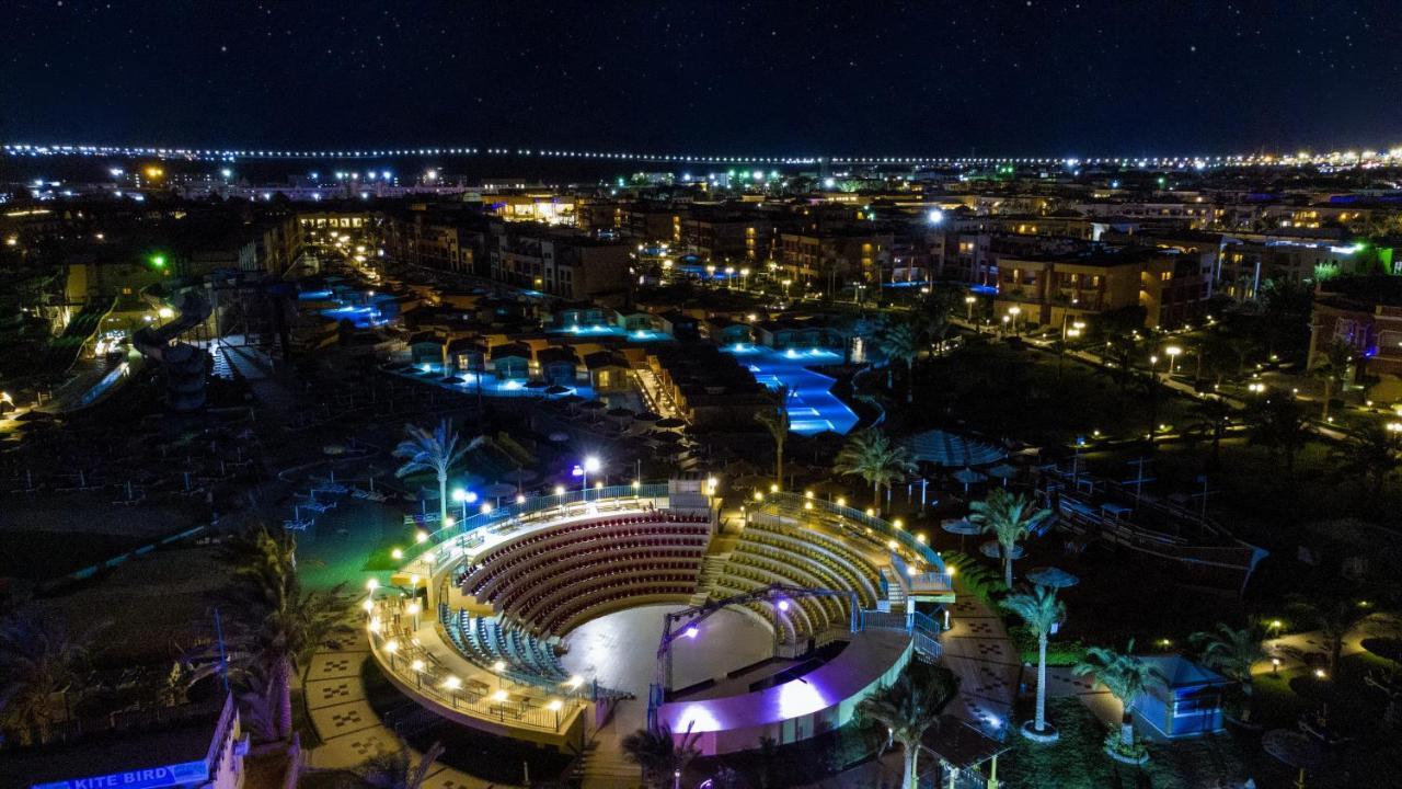 Titanic Palace Families And Couples Only 후르가다 외부 사진 Aerial view of the resort at night