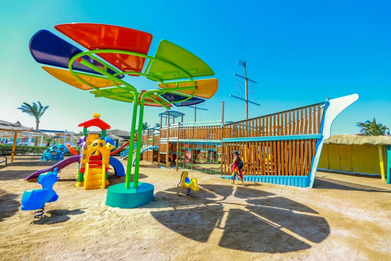 Titanic Palace Families And Couples Only 후르가다 외부 사진 Playground at the resort